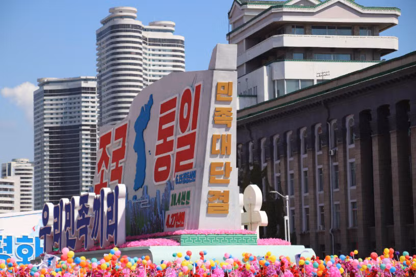 Trước đó ngày 8/9/2018, Chủ tịch nước Trần Đại Quang cũng đã gửi điện mừng tới Chủ tịch Ủy ban Thường vụ Hội nghị nhân dân tối cao Triều Tiên Kim Yong-nam. Cùng ngày, Thủ tướng Nguyễn Xuân Phúc gửi điện mừng tới Thủ tướng Nội các Triều Tiên Pak Pong-ju. Nhân dịp này, Phó Thủ tướng, Bộ trưởng Ngoại giao Phạm Bình Minh cũng đã gửi điện mừng tới Bộ trưởng Ngoại giao Triều Tiên Ri Yong-ho. Ảnh: Josh Smith.