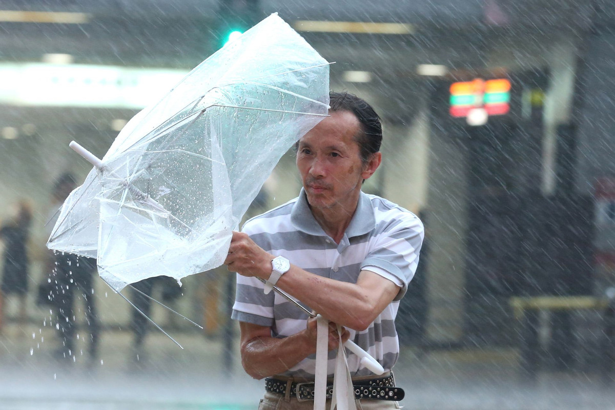 Bão Jebi tên tiếng Hàn có nghĩa là “nuốt chửng” được đánh giá là siêu bão lớn nhất khi đổ bộ vào Nhật Bản trong 25 năm trở lại đây và cũng được đánh giá là diễn biến thời tiết khắc nghiệt nhất ở nước này trong mùa Hè năm nay. Ảnh: AP.