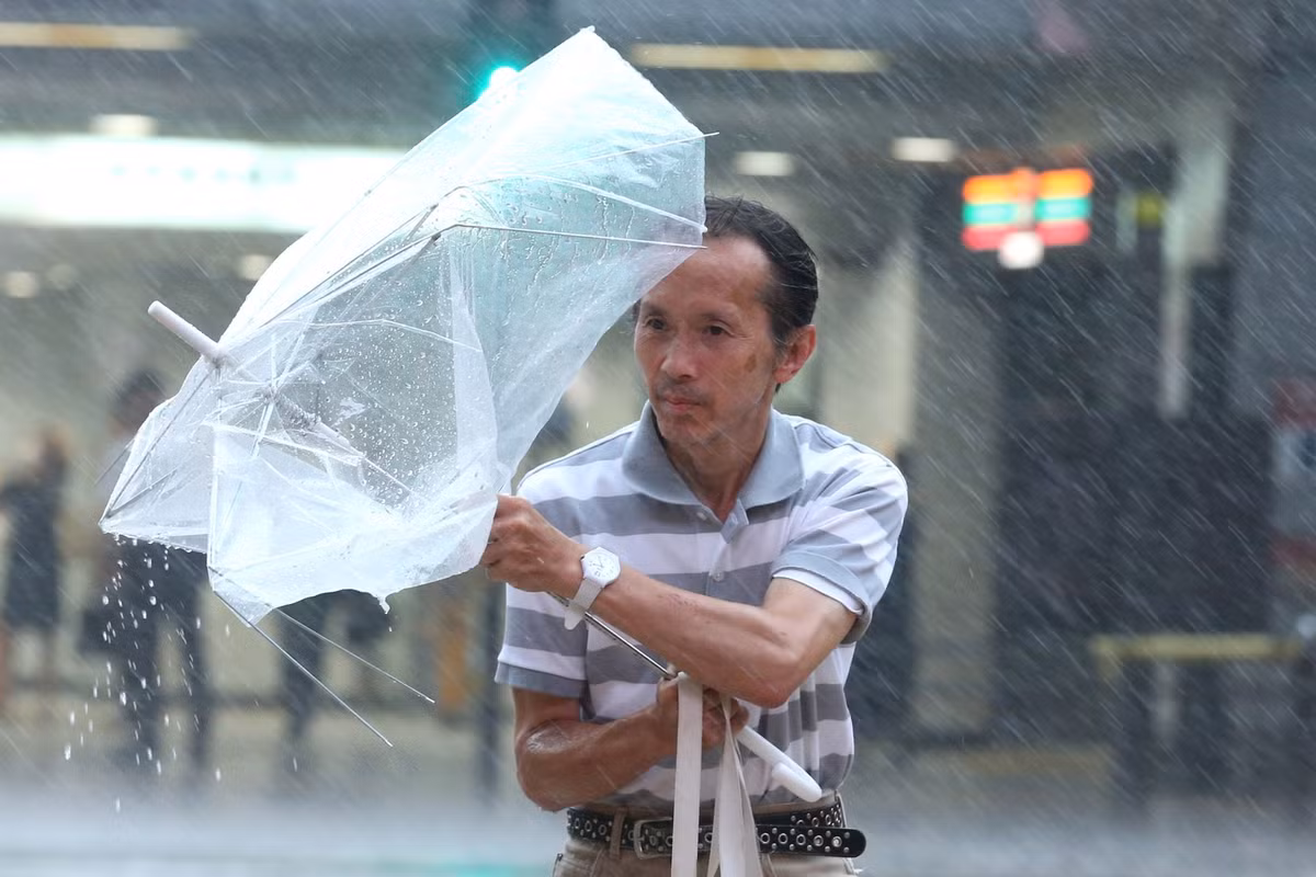 Bão Jebi tên tiếng Hàn có nghĩa là “nuốt chửng” được đánh giá là siêu bão lớn nhất khi đổ bộ vào Nhật Bản trong 25 năm trở lại đây và cũng được đánh giá là diễn biến thời tiết khắc nghiệt nhất ở nước này trong mùa Hè năm nay. Ảnh: AP.