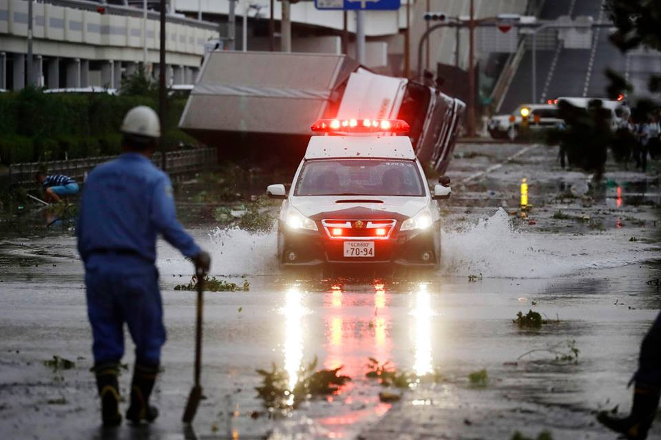 Bão Jebi tên tiếng Hàn có nghĩa là “nuốt chửng” được đánh giá là siêu bão lớn nhất khi đổ bộ vào Nhật Bản trong 25 năm trở lại đây và cũng được đánh giá là diễn biến thời tiết khắc nghiệt nhất ở nước này trong mùa Hè năm nay. Ảnh: AP.