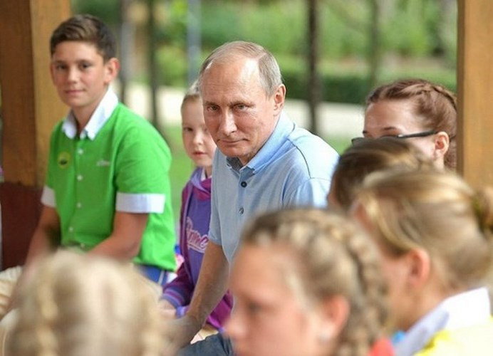 Tổng thống Nga Putin trò chuyện với các em nhỏ tại khu nghỉ mát Artek dành cho trẻ em tại Gurzuf, Crimea vào tháng 6/2017. Ảnh: News Front