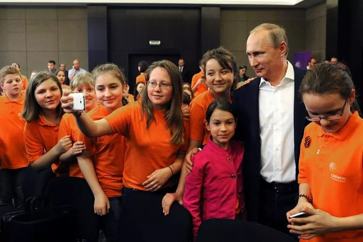 Tổng thống Nga Putin chụp ảnh khi ghé thăm trung tâm giáo dục Sirius dành cho các học sinh tài năng ở Sochi, Nga ngày 10/5/2016. Ảnh: Kremlin