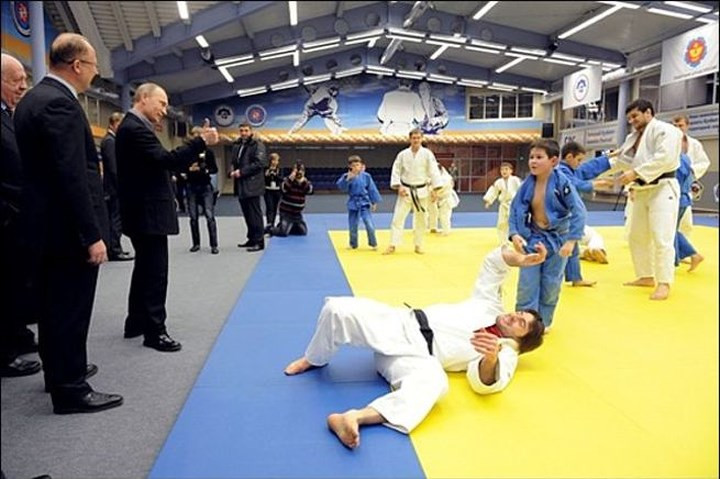 Ông Putin giơ tay tán thưởng một thế võ hay của một cậu bé. Ảnh: VSE 42