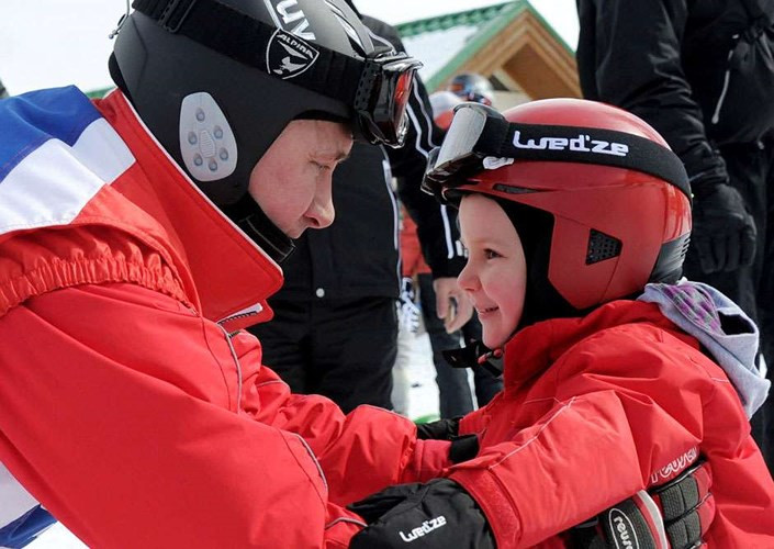 Hình ảnh thân thiện của Tổng thống Nga Putin với trẻ em. Ảnh: AFP