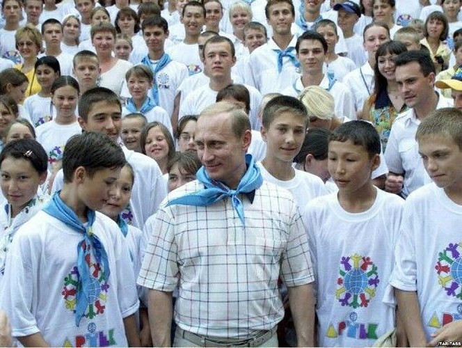 Khoảnh khắc ông Putin mỉm cười thân thiện với các em học sinh hồi tháng 7/2001. Ảnh: WildKids