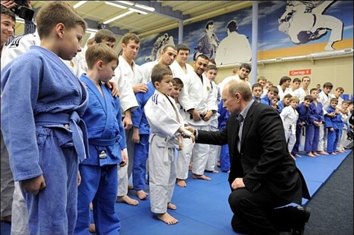 Là một người yêu thích thể thao và có niềm đam mê đặc biệt với môn võ Judo, ông Putin cũng thường dành thời gian ghé thăm các lớp học võ và giao lưu cùng các võ sĩ nhí. Ảnh: VSE 42