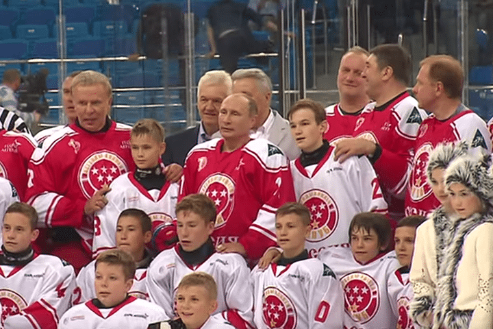 Ông Putin chụp ảnh cùng các cầu thủ nhí thi đấu môn khúc côn cầu năm 2015. Ảnh: The Hockey News