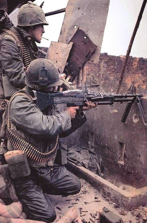 Khác với M16, M60 ngay từ khi tham chiến đã tỏ là một thứ vũ khí hiệu quả và phù hợp với điều kiện thời tiết khắc nghiệt và bụi bặm ở miền Nam Việt Nam, mặc dù nó vẫn còn một số nhược điểm nhưng những điều này không thể làm lu mờ đi sự vượt trội của M60 trên chiến trường. Vậy súng máy M60 có gì đặc biệt khiến lính Mỹ yêu thích đến vậy?