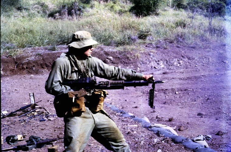 Về cơ bản, M60 có trọng lượng khá nặng khoảng 10.5kg chưa bao gồm dây đạn. Bên cạnh đó thiết kế thước ngắm của nó cũng gây một số hạn chế cho xạ thủ (với các biến thể ban đầu), tuy nhiên với trọng lượng lại giúp súng giảm bớt độ giật khi bắn. Ở một số biến thể M60 cũng được gắn thêm tay cầm để thuận tiện hơn cho các tư thế đứng hoặc ngồi bắn. Thậm chí một số trường hợp lính Mỹ còn sử dụng M60 như một khẩu súng trường tấn công di chuyển trong đội hình bộ binh thay vì đóng vai trò hỗ trợ hỏa lực.