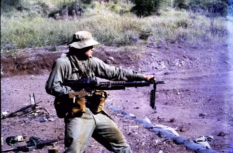 Về cơ bản, M60 có trọng lượng khá nặng khoảng 10.5kg chưa bao gồm dây đạn. Bên cạnh đó thiết kế thước ngắm của nó cũng gây một số hạn chế cho xạ thủ (với các biến thể ban đầu), tuy nhiên với trọng lượng lại giúp súng giảm bớt độ giật khi bắn. Ở một số biến thể M60 cũng được gắn thêm tay cầm để thuận tiện hơn cho các tư thế đứng hoặc ngồi bắn. Thậm chí một số trường hợp lính Mỹ còn sử dụng M60 như một khẩu súng trường tấn công di chuyển trong đội hình bộ binh thay vì đóng vai trò hỗ trợ hỏa lực.