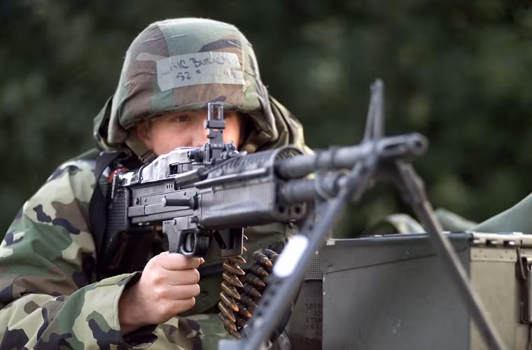 Đặc điểm "ăn tiền" nhất của khẩu súng máy M60 này đó là khả năng thay nòng cực nhanh và hiệu quả giúp súng có thể hoạt động liên tục trong thời gian dài mà không lo nòng súng bị quá nhiệt. Nguồn ảnh: Wikiwand.