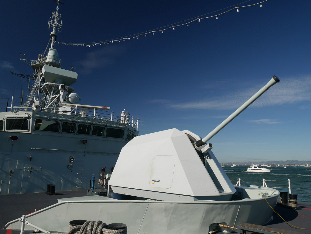 Tàu khu trục HMCS Calgary mang số hiệu “FFH 335” là tàu thứ 6 của lớp tàu khu trục Halifax được Hải quân Canada đóng mới và đưa vào trang bị từ cuối những năm 1980 và đầu những năm 1990. Trong đó HMCS Calgary được đưa vào biên chế từ năm 1995 và hoạt động liên tục cho tới tận ngày nay. Nguồn ảnh: Picssr