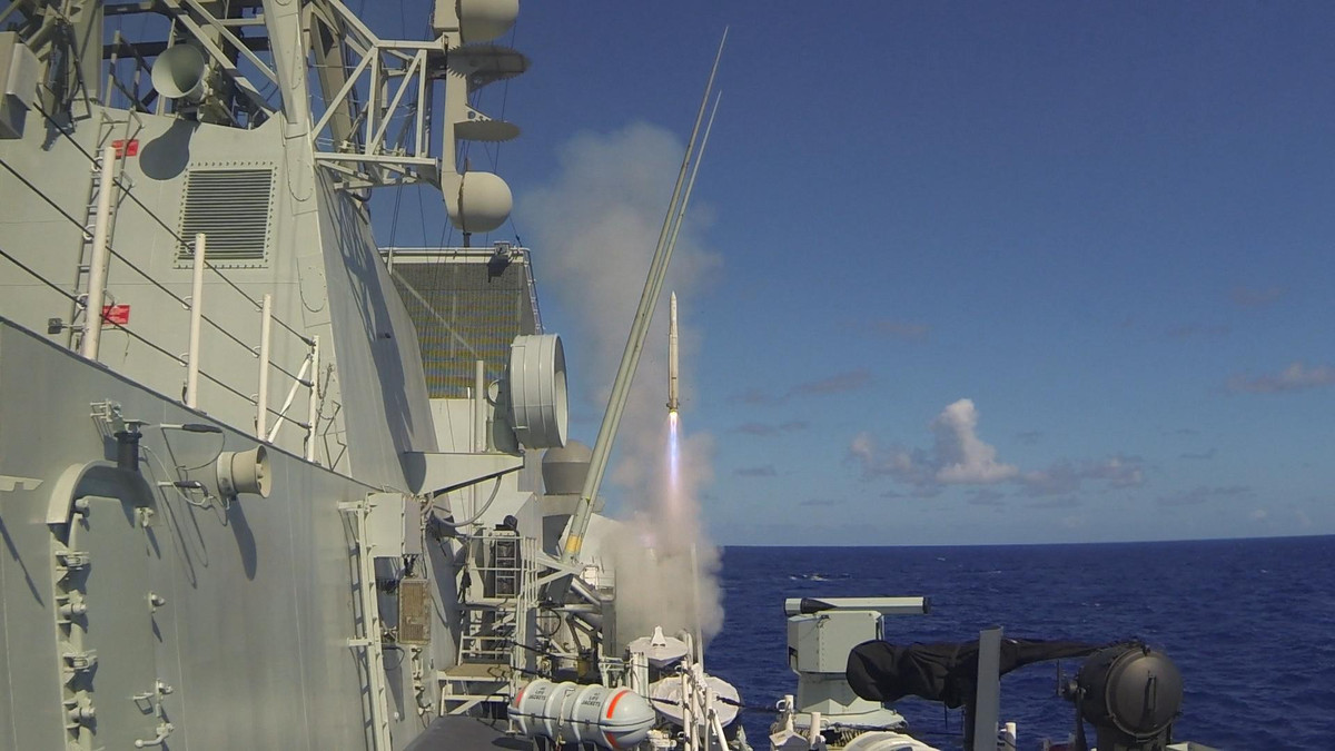 Về thiết kế tổng thể các tàu khu trục lớp Halifax có lượng giãn nước hơn 4.700 tấn, dài hơn 130m với thủy thủ đoàn 225 người. Tàu được trang bị hai động cơ tuabin khí LM2500 có công suất 47.500 mã lực và một động cơ diesek SEMT Pielstick có công suất 8.800 mã lực, cho phép con tàu này có thể đạt vận tốc di chuyển tối đa lên đến 30 hải lý/giờ. Nguồn ảnh: Royal Canadian Navy.