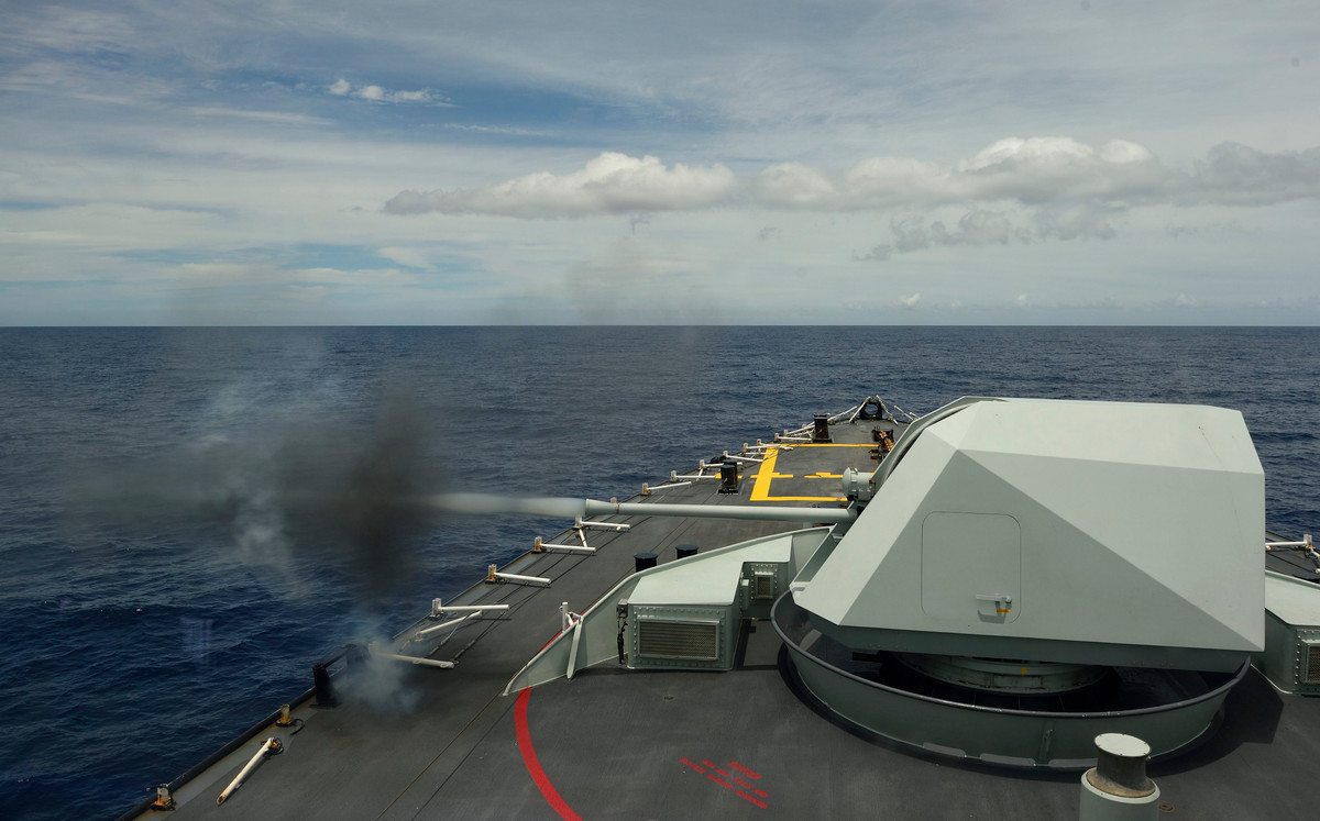 Sau hơn 20 năm hoạt động, HMCS Calgary cũng mới được Hải quân Canada nâng cấp kéo dài vòng đời trong năm 2011. Lớp tàu Halifax ban đầu được thiết kế cho tác chiến chống tàu mặt nước và tàu ngầm, nhưng sau đó được chuyển đổi chức năng thành tuần tra ven bờ. Hải quân Canada hiện vẫn còn duy trì ít nhất 12 tàu chiến lớp Halifax. Nguồn ảnh: Royal Canadian Navy.