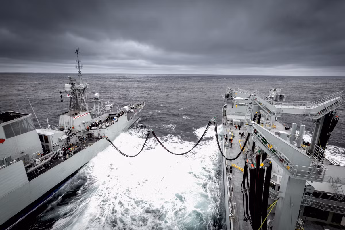 Được biết cảng chính của tàu khu trục HMCS Calgary nằm ở căn cứ hải quân CFB Esquimalt, miền Nam Canada cách biên giới Mỹ chỉ vài chục km. Tuy nhiên, để thực hiện hành trình tới thăm Việt Nam, con tàu này phải thực hiện hải trình hơn 12.000km đi xuyên qua Thái Bình Dương, sau đó tiến vào Biển Đông. Trong khi đó, tầm hoạt động theo thiết kế của tàu khu trục này vào khoảng hơn 17.000km (tương đương 9.500 hải lý). Nguồn ảnh: Trident.