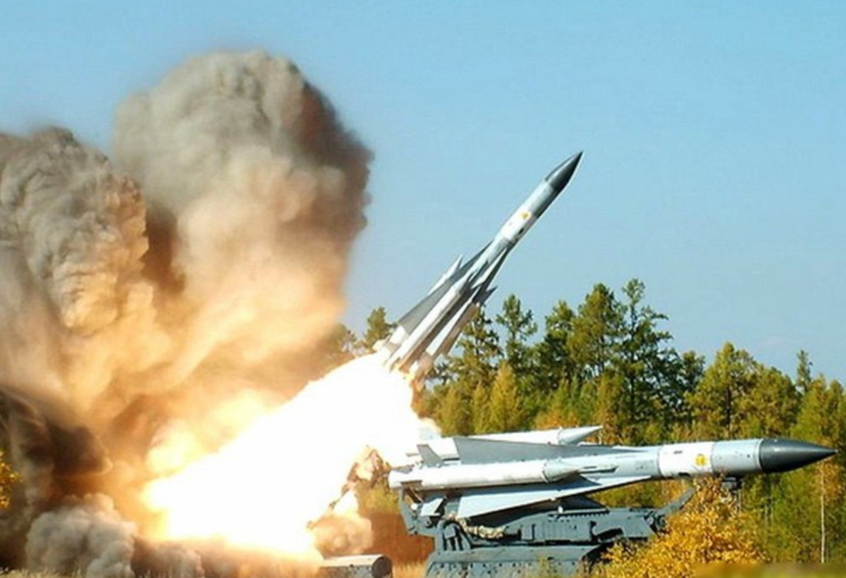 Thiếu tướng Igor Konashenkov đã tiết lộ một thông tin gây sửng sốt đó là trên hệ thống tên lửa phòng không S-200 của Syria không hề có thiết bị nhận dạng địch - ta (IFF) để có thể phân biệt máy bay Nga đang hoạt động trên bầu trời.