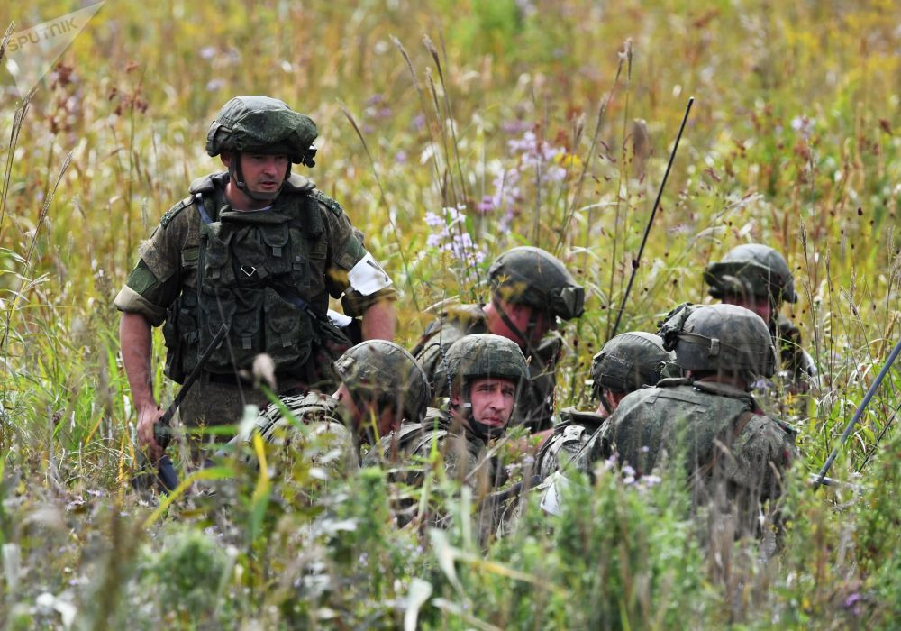 Cụ thể, góp mặt trong cuộc tập trận này có khoảng 300.000 binh sĩ Nga; hơn 1.000 máy bay các loại; gần 36.000 xe tăng, xe bọc thép, xe chiến đấu; gần 80 tàu chiến và tàu hậu cần. Nguồn ảnh: Sputnik.