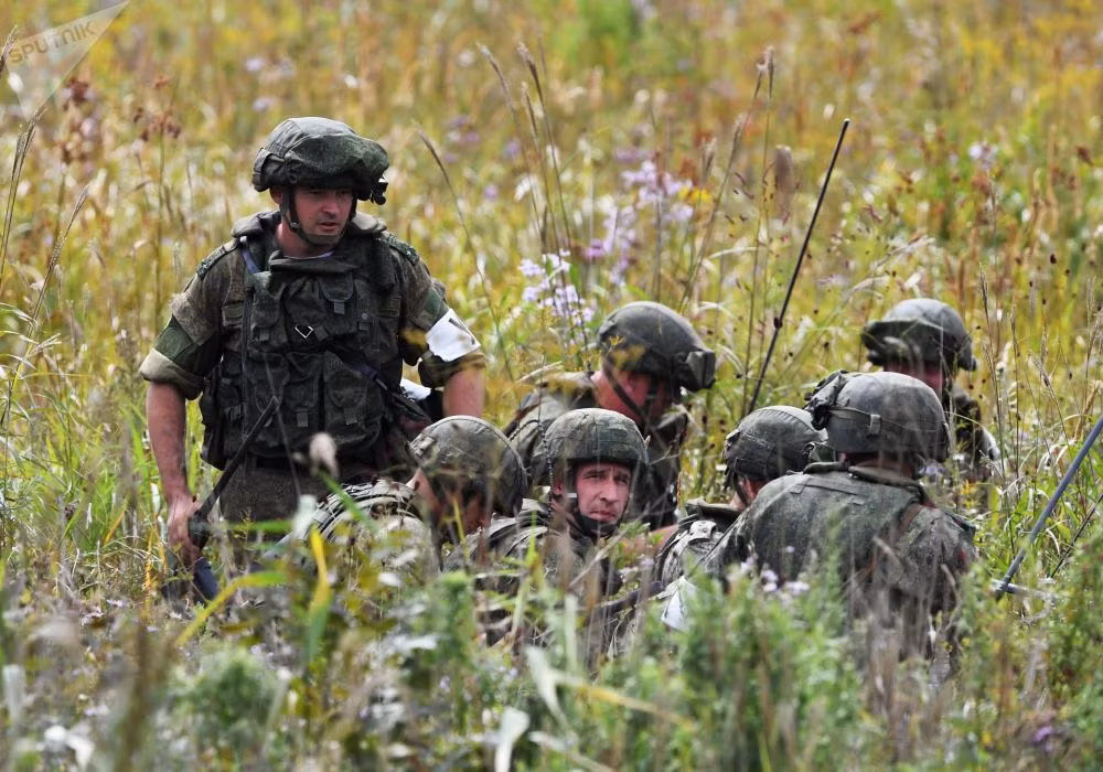 Cụ thể, góp mặt trong cuộc tập trận này có khoảng 300.000 binh sĩ Nga; hơn 1.000 máy bay các loại; gần 36.000 xe tăng, xe bọc thép, xe chiến đấu; gần 80 tàu chiến và tàu hậu cần. Nguồn ảnh: Sputnik.