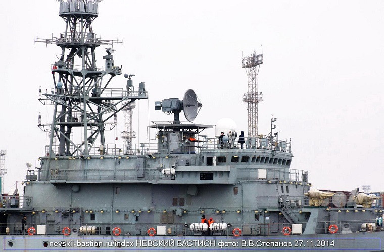 Tàu trinh sát điện tử Yuri Ivanov là một trong các tàu tác chiến điện tử lớp cùng tên thuộc Project 18280 và là lớp tàu trinh sát lớn nhất từng được đóng của Nga với chiều dài lên tới 95m rộng 16m và có lượng giãn nước tối đa là 4.000 tấn. Đi kèm với đó là các hệ thống trang thiết bị trinh sát điện tử mạnh mẽ nhất của Hải quân Nga. Nguồn ảnh: bastion-karpenko.