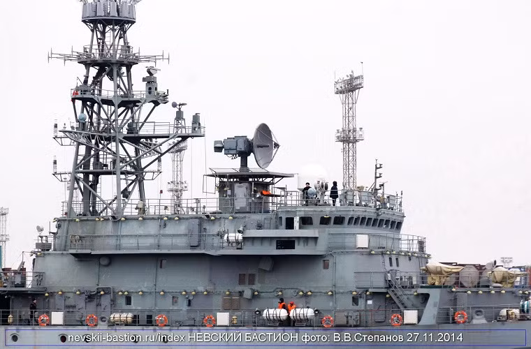 Tàu trinh sát điện tử Yuri Ivanov là một trong các tàu tác chiến điện tử lớp cùng tên thuộc Project 18280 và là lớp tàu trinh sát lớn nhất từng được đóng của Nga với chiều dài lên tới 95m rộng 16m và có lượng giãn nước tối đa là 4.000 tấn. Đi kèm với đó là các hệ thống trang thiết bị trinh sát điện tử mạnh mẽ nhất của Hải quân Nga. Nguồn ảnh: bastion-karpenko.