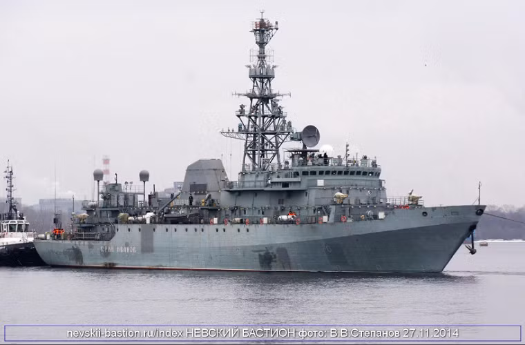 Bản thân tàu Yuri Ivanov cũng mới được nâng cấp gần đây và các thành phần chiến đấu trên tàu chưa bao giờ được Hải quân Nga công bố. Năng lực tác chiến điện tử của con tàu này cũng được Hải quân Nga mô tả là độc nhất vô nhị và hoạt động gần như là một mắt thần trên biển. Nguồn ảnh: bastion-karpenko.