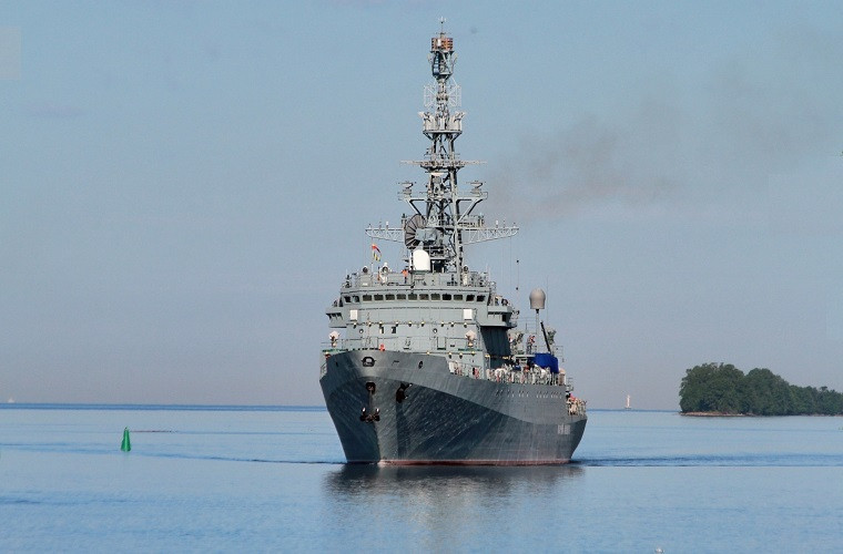 Theo hãng thông tấn Sputnik, Hải quân Nga vừa triển khai tàu trinh sát điện tử Yuri Ivanov đến Địa Trung Hải tham gia đợt tập trận hỗn hợp giữa các đơn hải quân và không quân của nước này đang diễn ra ở ngoài khơi Syria, Tuy nhiên, các nhà phân tích lại cho rằng, tàu Yuri Ivanov xuất hiện ở Địa Trung Hải là nhầm giúp Moscow và Damascus nhằm tăng cường khả năng sẵn sàng đối phó với mọi diễn biến mới. Nguồn ảnh: Defence.ru.