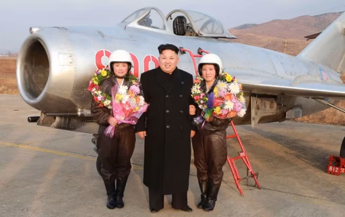 Bộ vũ khí tiêu chuẩn của tiêm kích J-5 do Trung Quốc sản xuất chỉ là một pháo 37mm và 2 pháo 30mm lắp ở đầu mũi máy bay. J-5 trang bị động cơ WP-5 cho tốc độ cực đại 1.130km/h, bán kính chiến đấu 600-700km. Ảnh: chuyến thăm khác của nhà lãnh đạo Kim Jong-un tới căn cứ J-5 huấn luyện phi công nữ.