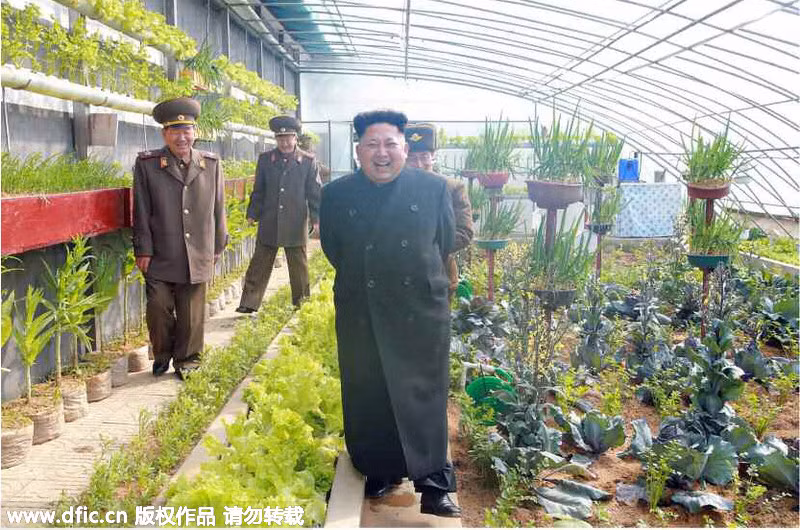 Ông Kim Jong-un thăm vườn rau trồng trong nhà kính ở căn cứ.