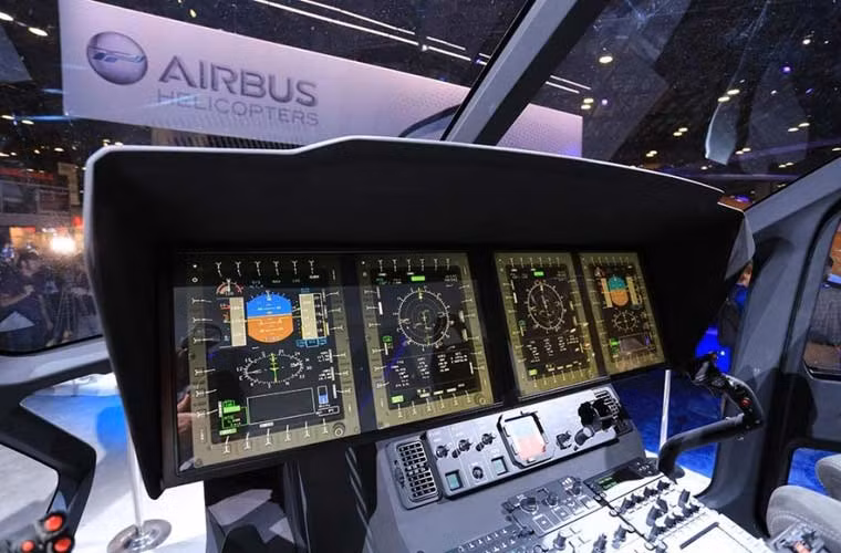 Bảng điều khiển buồng lái được trang bị 4 màn hình màu đa năng 6x8in hiển thị mọi thông số kỹ thuật bay.