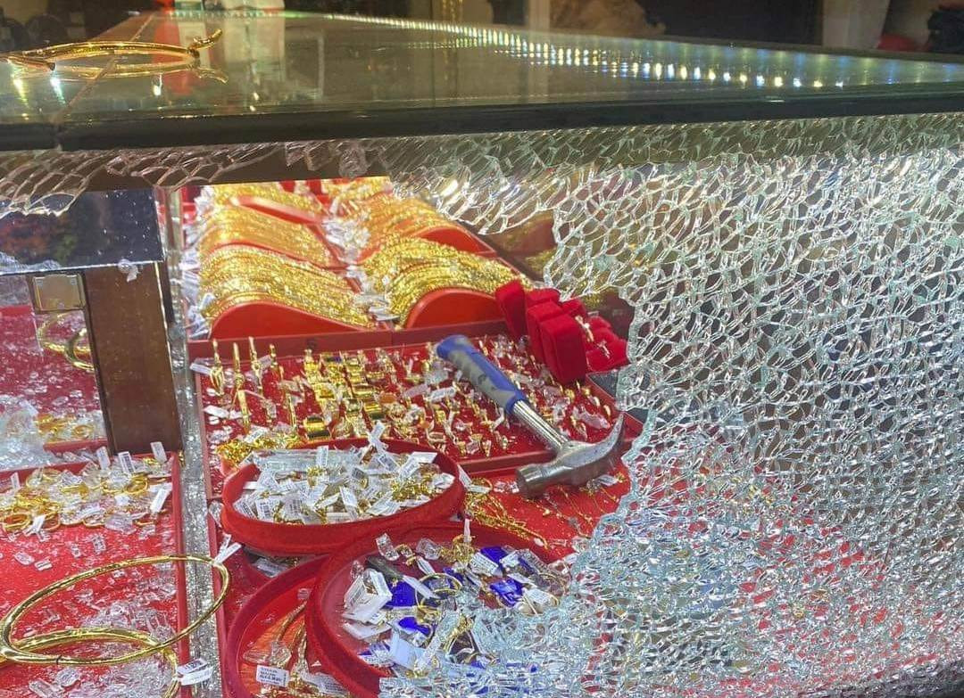 Diễn biến mới nhất vụ cướp tiệm vàng ở Hà Tĩnh - Hình 3 Dien bien moi nhat vu cuop tiem vang o Ha Tinh-Hinh-3