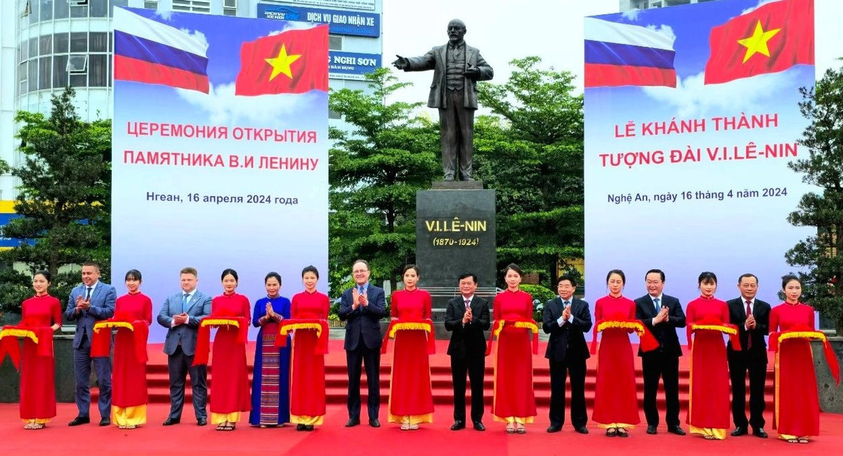 Long trong khanh thanh tuong dai V.I.Le-nin tai thanh pho Vinh