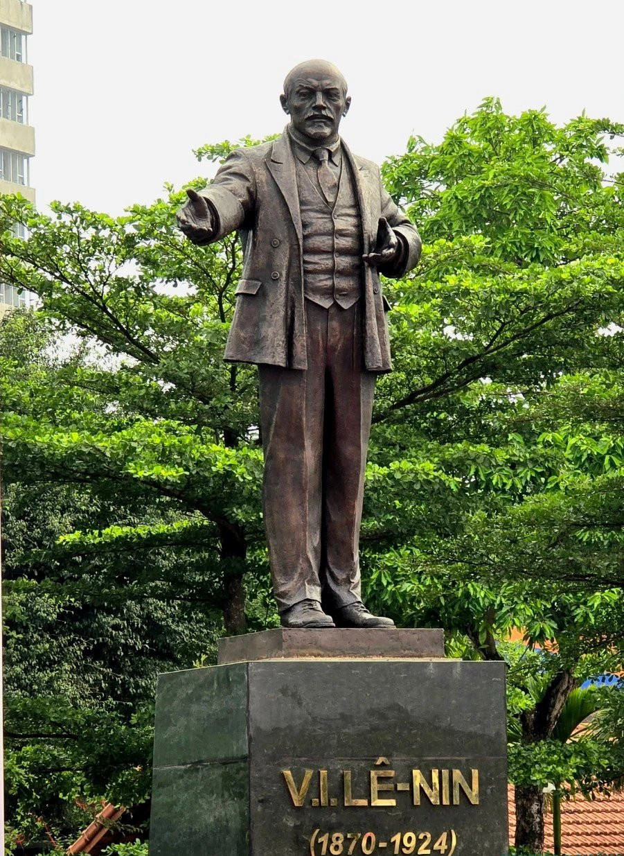 Long trong khanh thanh tuong dai V.I.Le-nin tai thanh pho Vinh-Hinh-2