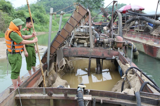 Bat giu 9 tau khai thac cat soi trai phep tren song Lam-Hinh-2