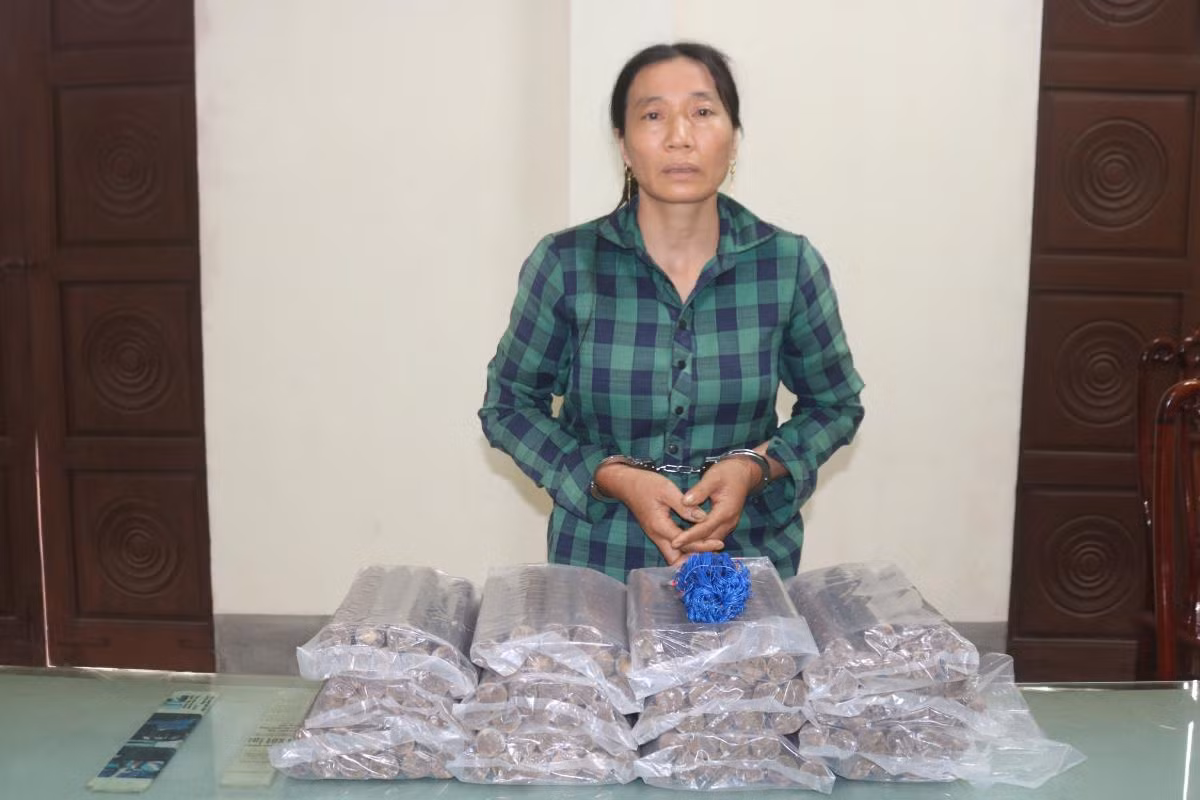 Nghe An: Bat 2 doi tuong van chuyen trai phep gan 50kg thuoc no