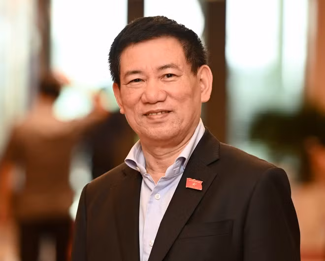  Bộ trưởng Bộ Tài chính Hồ Đức Phớc (sinh ngày: 1/11/1963), quê quán: xã Quỳnh Thạch, huyện Quỳnh Lưu, tỉnh Nghệ An. Chức vụ: Ủy viên Trung ương Đảng, Bộ trưởng Bộ Tài chính. Trình độ chuyên môn: Tiến sĩ Kinh tế.