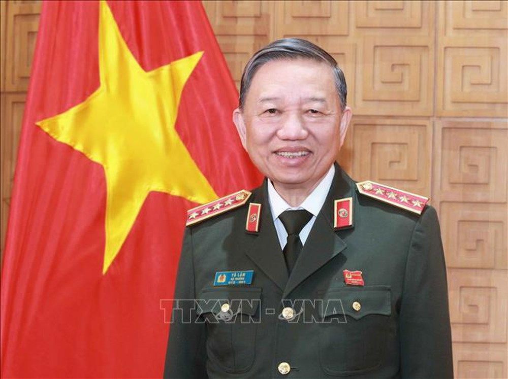  Bộ trưởng Bộ Công an Tô Lâm (sinh ngày 10/7/1957), quê quán: xã Nghĩa Trụ, huyện Văn Giang, tỉnh Hưng Yên. Chức vụ: Ủy viên Bộ Chính trị; Đại tướng, Bộ trưởng Bộ Công an. Trình độ chuyên môn: Giáo sư, Tiến sĩ Luật học.