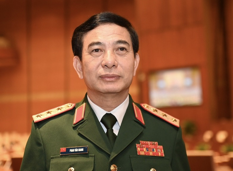  Bộ trưởng Quốc phòng Phan Văn Giang (thượng tướng Phan Văn Giang sinh năm 1960), quê ở huyện Nam Trực, tỉnh Nam Định. Ông là Ủy viên Bộ Chính trị khóa XIII; Ủy viên Trung ương Đảng khóa XII, XIII. Ông từng giữ chức Tư lệnh Quân khu 1, Tổng Tham mưu trưởng Quân đội nhân dân Việt Nam, Thứ trưởng Bộ Quốc phòng.