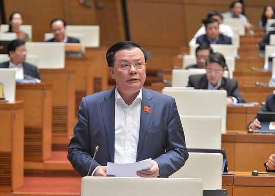 Ông Đinh Tiến Dũng từng đảm nhiệm các chức vụ như: Thứ trưởng Bộ Xây dựng; Phó Bí thư Tỉnh ủy, Chủ tịch UBND tỉnh Điện Biên; Bí thư Tỉnh ủy Ninh Bình; Tổng Kiểm toán Nhà nước; Bộ trưởng Bộ Tài chính.