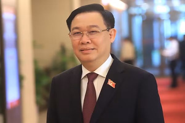 Trước đó, ông Vương Đình Huệ - Bí thư Thành uỷ Hà Nội đã được Quốc hội bầu làm Chủ tịch Quốc hội.