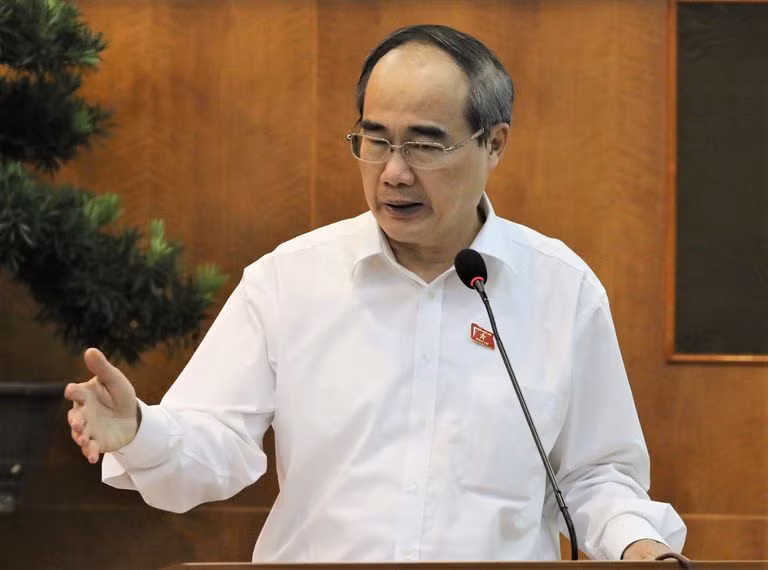 "Nếu được tín nhiệm bầu vào ĐBQH, tôi hứa sẽ sắp xếp việc nhà, phát huy truyền thống gia đình, 51 năm công tác…để tiếp tục cống hiến cho TP.HCM, cho đất nước, đáp ứng mong muốn của bà con và sự tin cậy của cấp ủy TP.HCM”, ông Nhân cam kết.