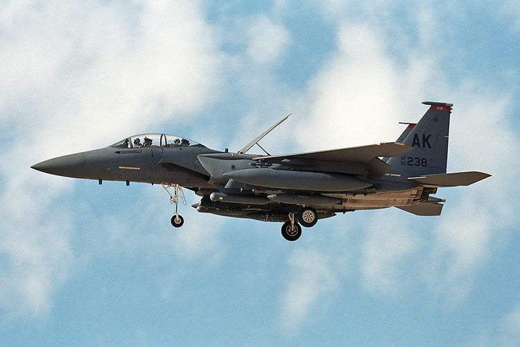 F-15E cũng có tốc độ cao khi có thể cơ động với tốc độ Mach 2,5.