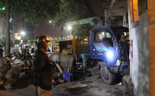 TP HCM: Kinh hoang xe cau va lat xe tai, tong nha dan-Hinh-2