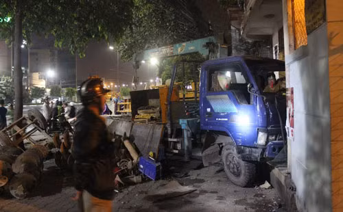 TP HCM: Kinh hoang xe cau va lat xe tai, tong nha dan-Hinh-2