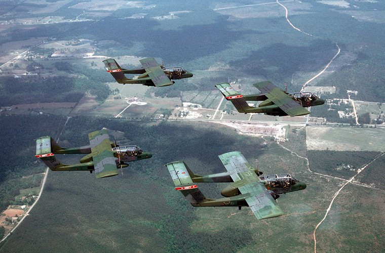 Phi đội cường kích hạng nhẹ OV-10 của Mỹ với màu sơn ngụy trang camo woodland dành cho địa hình rừng núi.