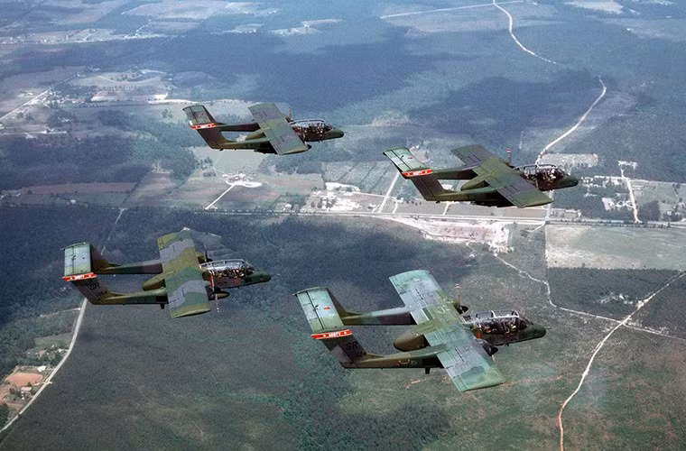 Phi đội cường kích hạng nhẹ OV-10 của Mỹ với màu sơn ngụy trang camo woodland dành cho địa hình rừng núi.