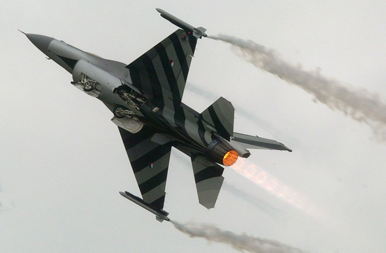 Tuy nhiên tại một số nước lớp sơn ngụy trang trên máy bay chiến đấu thường có tác dụng để cho “đẹp” thay vì mang mục đích giảm nguy cơ bị đối phương phát hiện. Trong ảnh là một chiếc F-16 của Không quân Hoàng gia Hà Lan.