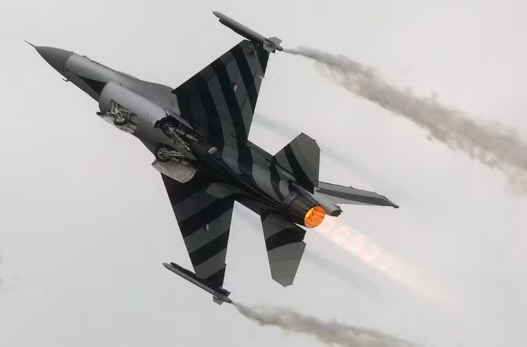 Tuy nhiên tại một số nước lớp sơn ngụy trang trên máy bay chiến đấu thường có tác dụng để cho “đẹp” thay vì mang mục đích giảm nguy cơ bị đối phương phát hiện. Trong ảnh là một chiếc F-16 của Không quân Hoàng gia Hà Lan.