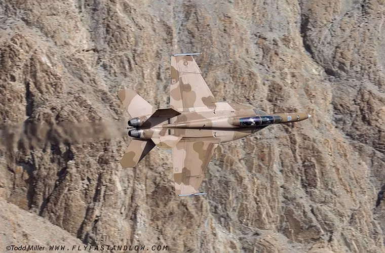 Tiêm kích trên hạm F/A-18 thuộc Hải quân Mỹ hòa mình với vách núi thẳng đứng cùng màu sơn ngụy trang camo sa mạc.