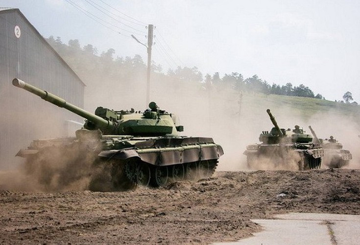 Vũ khí chủ lực của T-62M vẫn là pháo nòng trơn U-5TS 115mm với bọng hút khói ở 2/3 thân nòng, tốc độ bắn trung bình 4 phát/phút.