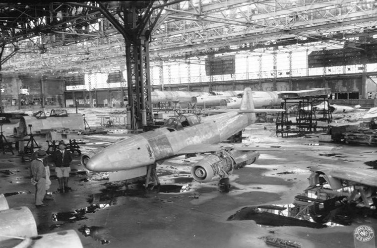 Người Nhật bắt đầu ý tưởng phát triển một dòng tiêm kích phản lực khi tùy viên quân sự của Nhật Bản chứng kiến các buổi bay thử nghiệm của mẫu máy bay Messerschmitt Me 262 do phát xít Đức phát triển trong năm 1944. Và ngay lập tức Hải quân Nhật Bản lúc đó đã nhận thấy được tiềm năng to lớn của một mẫu tiêm kích phản lực trong không chiến.